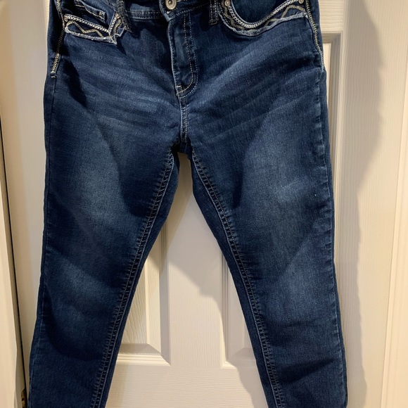 Hydraulic embroidered with rivet crop jeans - Picture 2 of 5